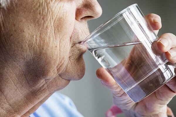 چرا دهان برخی سالمندان مدام خشک می‌شود؟