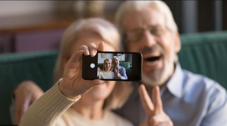 فناوری چگونه کیفیت زندگی سالمندان را افزایش می‌دهد؟