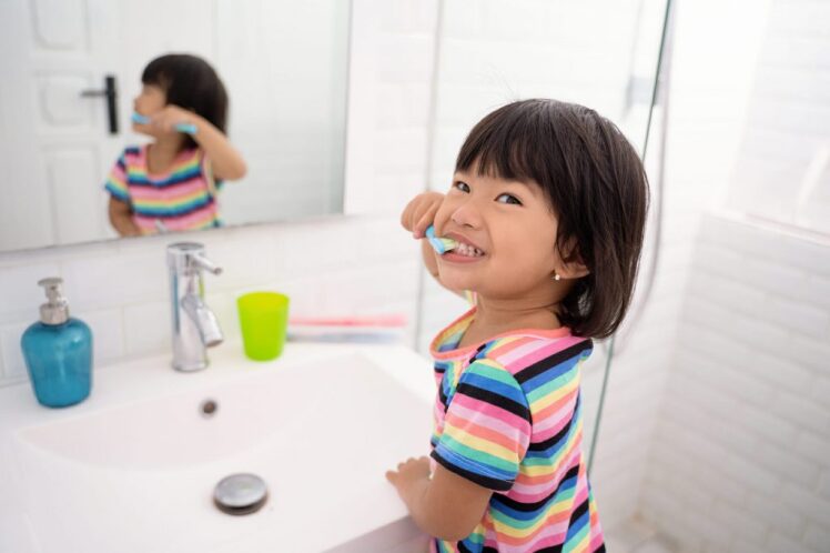 آموزش مسواک زدن به کودک دارای اختلال اوتیسم