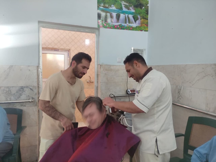 گزارش تصویری؛ حضور اعضای اتحادیه آرایشگران مردانه به مناسبت روز پدر در آسایشگاه انوار آفتاب