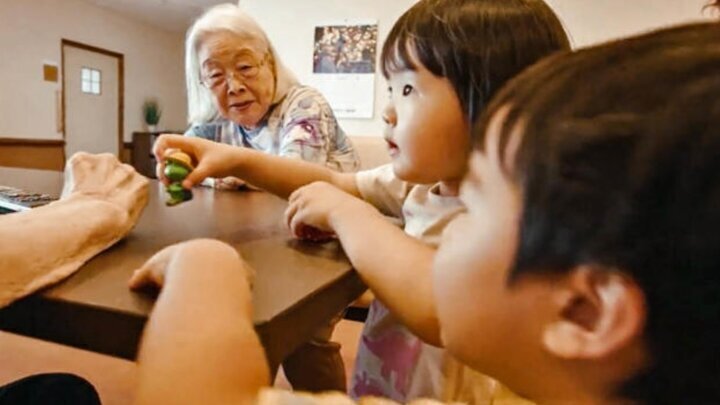 راهکار جالب ژاپنی‌ها؛ کودکان نوپا در خانه سالمندان استخدام می‌شوند